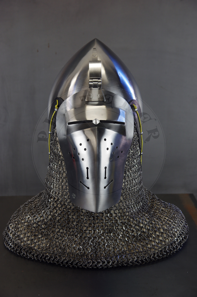 Klappvisier bascinet with keyhole visor, c. 1390-1410. Source: bascinet Wallace Collection A74, London; visor Museo Stibbert, Florence. Skull raised from two halves of 2 mm high quality mild steel, heat hardened and tempered up to 34 HRC. Visor raised from 2 mm medium carbon steel and hardened and tempered up to 42 HRC. Visor hinge made of medium carbon steel. Visor is removable. Weight 3,320 kg. /Klappvisier wzorowany na hemie z Wallace Collection A74 oraz zasonie z Museo Stibbert, datowany na 1380-1410. Dzwon wykuty z dwch powek 2 mm wysokiej jakoci stali niskowglowej, hartowany i odpuszczany do 34 HRC. Zasona wykuta z 2 mm stali redniowglowej, hartowana i odpuszczana do 42 HRC. Zawias zasony wykonany ze stali redniowglowej. Zasona jest zdejmowana. Waga 3,320 kg.